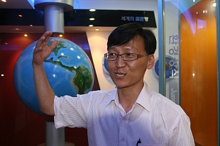 ▲ 구내 초등학생을 대상으로 현장학습(견학)을 통한 에너지 계도사업을 펼치고 있는 동대문구청 맑은환경과 임태섭씨는 