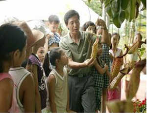 ▲ 희귀 식물 등을 감상하는 어린이들. ⓒ 뉴데일리