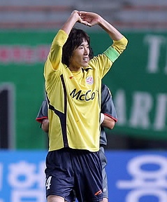 ▲ 2일 경기 성남종합운동장에서 벌어진 2009프로축구 K-리그 성남일화-전북현대전에서 성남 김정우(가운데)가 골을 터뜨린 뒤 동료들과 환호하고 있다.&nbsp; ⓒ 연합뉴스