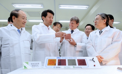 ▲ 지난 5월 건국대-프라운호퍼 차세대 태양전지연구소 현판식에 참석한 오세훈 서울시장(왼쪽 두번째)과 오명 건국대총장(왼쪽 첫번째)&nbsp;등이 태양전지 연구소 내부시찰 중 임찬 소장(오른쪽 끝)으로부터 태양전지 측정장비에 대해 설명을 듣고 있다. ⓒ 뉴데일리