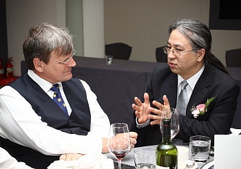 ▲ 아이케 베버(Eicke.R.Weber) 독일 프라운호퍼 연구소 소장(왼쪽)과 이야기를 나누고 있는 임찬 소장.&nbsp; ⓒ 뉴데일리