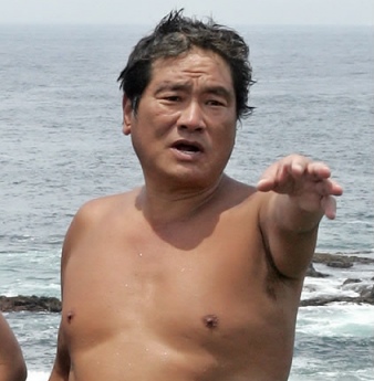 ▲ `아시아의 물개' 조오련씨가 4일 오전 전남 해남군 계곡면 법곡리 자택 현관에서 심장마비로 쓰러져 해남종합병원으로 옮겨져 심폐소생술을 받았으나 끝내 사망했다. 사진은 지난 2005년 제주도 남제주군 모슬포에서 국토 최남단 마라도까지 헤엄칠 당시 모습.  ⓒ연합뉴스