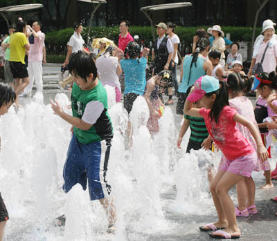 ▲ 4일 오전 광화문 광장에서 물놀이하는 어린이들. ⓒ 뉴데일리