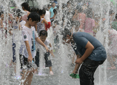 ▲ 4일 오후 광화문 광장을 찾은 어린이들이 물놀이를 즐기고 있다. ⓒ 뉴데일리