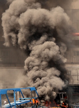 ▲ 4일 경기도 평택 쌍용자동차 평택공장에서 바리케이드로 이용된 차량에서 불이 나 검은 연기가 치솟고 있다. ⓒ 연합뉴스