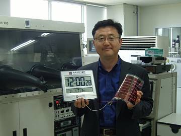 ▲ 플라스틱 태양전지 시제품을 들어보이고 있는 이광희 교수.  ⓒ 뉴데일리