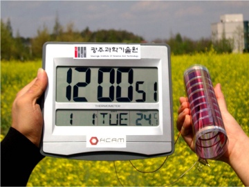 ▲ 플라스틱 태양전지를 통해 시계를 가동시키고 있는 모습.  ⓒ 뉴데일리