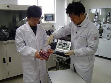 ▲ 시제품을 테스트 중인 연구원들.   ⓒ 뉴데일리