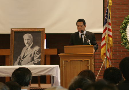 ▲ 김동진 헐버트박사기념사업회 회장이 인사말을 하고 있다. 왼쪽은 헐버트 박사의 초상화. ⓒ 뉴데일리