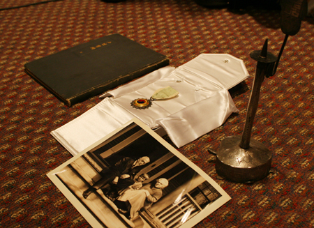 ▲ 헐버트 박사의 손자 브루스씨가 기증한 헐버트 박사의 유품. 사민필지, 건국훈장, 은촛대, 가족사진. 사진은 브루스씨의 아버지인 둘째 아들과 헐버트 박사 내외. ⓒ 뉴데일리