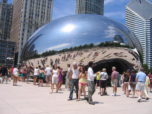▲ 시카고 밀레니엄 파크 '구름 문' cloud gate. 수은 방울 같은 문의 별명은 '콩알' 