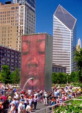 ▲ 구름 한점 없는 여름날 시민들이 몰려 와 즐기는 crown fountain.