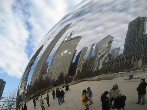 ▲ 2300만불짜리 도시의 거울 cloud gate. 용접 이음새는 2년간 손으로 닦아 없앴다. 