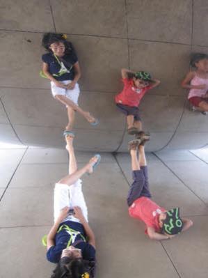 ▲ 오목형의 금속면에 비치는 영상들. 어디가 실재(實在)이고 어디가 영상인가?(cloud gate 내부)