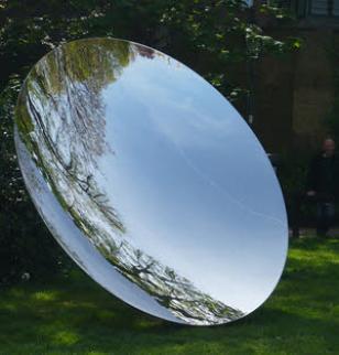 ▲ 카푸어의 다른 작품 'brighton festival time'. 숲속에 설치한 금속구(球)가 큰 물방울처럼 풍경을 비춘다. 