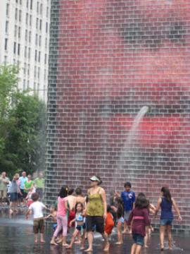 ▲ LED로 전자화면의 인물 입에서 물이 쏟아진다. 밀레니엄 파크 crown fountain.