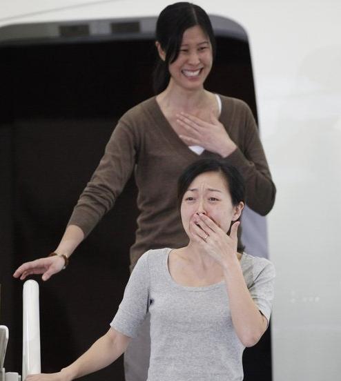 ▲ 북한 당국의 사면으로 풀려난 미국 여기자 로라 링(위)과 유나 리(아래)가 캘리포니아주 로스앤젤레스 부근 밥호프 공항에 도착해 비행기 플랫폼을 내려오고 있다. ⓒ 연합뉴스