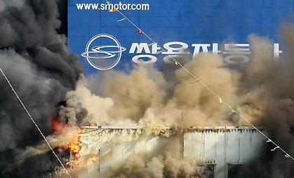 ▲ 경찰의 쌍용차 2차 진압작전이 시작된 5일 오전 경기도 평택 쌍용자동차 평택공장에 검은 연기가 치솟고 있다. ⓒ&nbsp;연합뉴스