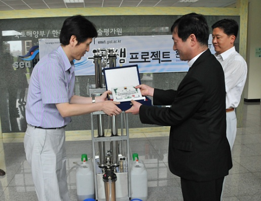 ▲ 천주교 수원교구청 문희종 신부(오른쪽)가 GIST 환경공학과 학과장에게 감사패를 전달하고 있다.&nbsp; ⓒ 뉴데일리