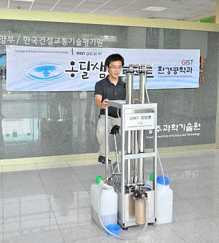 ▲ 옹달샘 개발에 참여한 환경공학과 박사과정의 한 연구원이 발을 움직여 오염된 물에서 먹는 물을 정수하고 있다. &nbsp;ⓒ 뉴데일리