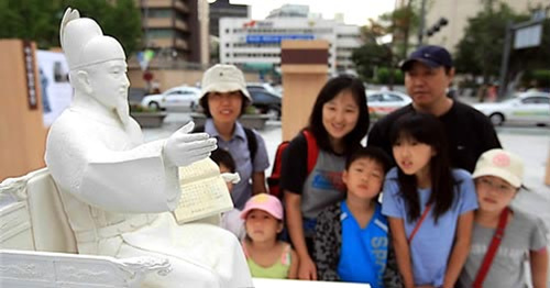 ▲ 광화문 광장 앞에 전시된 세종대왕 동상 모형. ⓒ 연합뉴스  