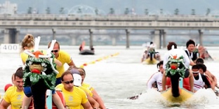 ▲ 지난달 울산 태화강에서 열린 2009 울산 세계드래곤보트대회 2천미터 기록경기에서 러시아팀(왼쪽)이 일본 팀을 앞질러 힘차게 노를 젓고 있다.&nbsp; ⓒ&nbsp;연합뉴스