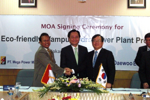 ▲ 6일 오전 11시 인도네시아 수도 자카르타에서 열린 왐푸수력발전사업 MOA 서명식에서 각사 대표들이 기념촬영하고 있는 장면(왼쪽부터 인도네시아 PT.MPM사 조코 산토소(JOKO SANTOSO) 사장, 한국중부발전 배성기 사장, 대우엔지니어링 조용경 부회장)&nbsp; ⓒ 뉴데일리
