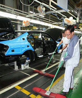 ▲ 쌍용자동차 사태가 공장 점거파업 77일 만에 극적 타결을 이루고 맞은 첫날인 7일 오후 쌍용차 평택공장 조립라인에서 직원들이 조업 재개를 위한 준비 작업을 하고 있다. ⓒ 연합뉴스