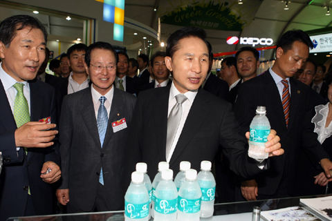 ▲ 이명박 대통령이 7일 인천 송도국제도시에서 열린 2009인천세계도시축전 개막식에 참석, 녹색성장전시관에서 인천시가 만든 수돗물 '미추홀 참물'을 마시고 있다. ⓒ 뉴데일리<=청와대 제공> 