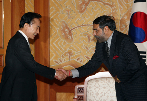 ▲ 이명박 대통령은 7일 청와대에서 아난드 샤르마 인도 통상장관을 접견하고 한국과 인도간 '포괄적 경제동반자 협정(CEPA)' 서명과 관련해 