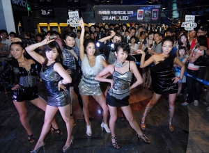 ▲ 삼성전자가 3세대 풀터치스크린폰 자체발광 '햅틱 아몰레드(W850/W8500/W8550)'를 고객들에게&nbsp;친숙하게 알리기 위한 '애니콜 햅틱 아몰레드 스트리트 퍼포먼스'를 개최한다. &nbsp;ⓒ 뉴데일리