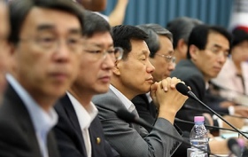 ▲ 첨단의료복합단지 최종 선정을 위해 한승수 총리 주재로 10일 오후 정부중앙청사에서 열린 첨단의료복합단지 위원회에서 위원들이 한총리의 모두발언을 듣고 있다.&nbsp; ⓒ&nbsp;연합뉴스