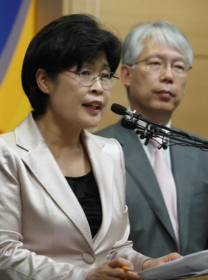 ▲ 전재희 보건복지가족부 장관이 10일 오후 정부중앙청사 브리핑실에서 첨단의료복합단지 선정 결과를 발표하고 있다. ⓒ&nbsp;연합뉴스