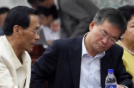 ▲ 대전시가 첨단의료복합단지유치에 실패한 10일 오후 대전 시청에서 첨단의료단지유치 특위 전병배위원장과 대전사랑운동시민협의회 홍성표(왼쪽)회장이 침울한 표정으로 대화를 하고 있다.&nbsp; ⓒ&nbsp;연합뉴스