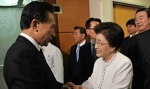 ▲ 이명박 대통령은 11일 서울 신촌 세브란스 병원을 방문, 김대중 전 대통령(DJ)을 병문안했다. ⓒ 연합뉴스