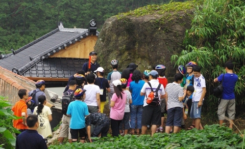 ▲ 고인돌 탐방 모습. &nbsp;ⓒ 뉴데일리
