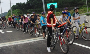 ▲ 참가자들이 자전거를 타고 고인돌 탐방을 하는 모습.  ⓒ 뉴데일리