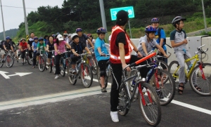 ▲ 참가자들이 자전거를 타고 고인돌 탐방을&nbsp;하는 모습. &nbsp;ⓒ 뉴데일리