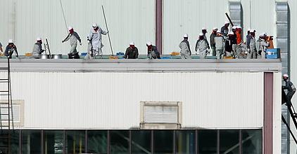 ▲ 쌍용자동차 도정공장 옥상의 노동자들. ⓒ 뉴데일리