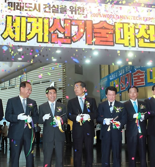 ▲ 10일 인천 송도컨벤시아에서 열린 '미래도시 건설을 위한 세계기술대전' 개막식에서 안상수 인천시장(가운데) 등 참석자들이 축하테이프를 자르고 있다. 이번 전시는 인천세계도시축전의 일환으로 13일까지 열린다. &nbsp;ⓒ 연합뉴스