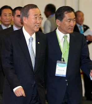 ▲ 반기문 UN 사무총장이 11일 인천 경제자유구역 내 송도 컨벤시아에서 열린 '2009 세계환경포럼(Global Environment Forum 2009)'에서 안상수 인천시장과 함께 행사장으로 들어서고 있다. &nbsp;ⓒ 연합뉴스