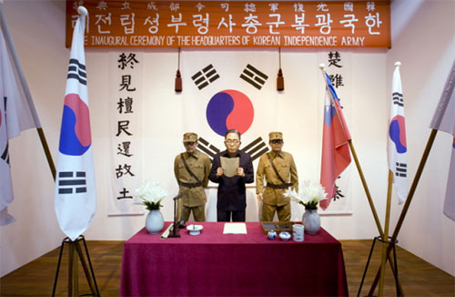 ▲ 1940년 9월 17일 중국 충경의 가령빈관에서 거행된 한국광복군총사령부 성립 전례식 현장을 모형으로 재현한 모습을 독립기념관 5관 '나라되찾기관'에서 볼 수 있다. 백범 김구 선생이 기념사를 하는 모습. ⓒ 뉴데일리 <=독립기념관 제공>