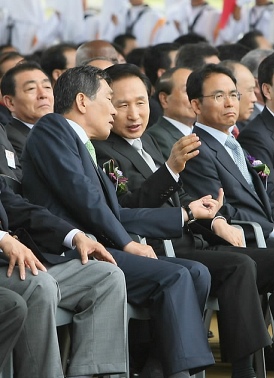 ▲ 이명박 대통령과 담소를 나누고 있는 안상수 인천광역시장(왼쪽 두번 째).&nbsp; ⓒ 연합뉴스