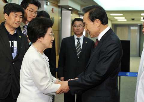 ▲ 이명박 대통령은 11일 오전 서울 신촌세브란스병원을 찾아 입원중인 김대중 전 대통령(DJ)를 병문안했다. 이 대통령이 김 전 대통령 부인 이희호 여사의 손을 잡고 위로하고 있다. ⓒ 뉴데일리<=청와대 제공> 