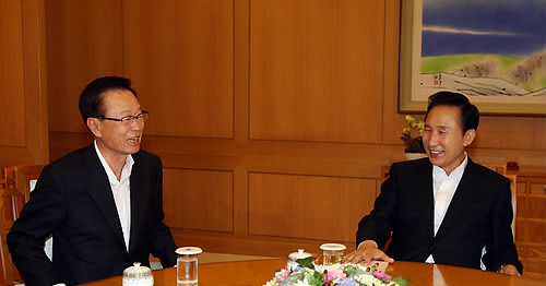 ▲ 이명박 대통령이 11일 오후 청와대에서 한나라당 박희태 대표와 만나 밝은 표정으로 이야기를 나누고 있다. ⓒ연합뉴스