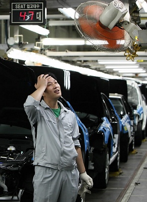 ▲ 점거 파업이 끝난 후 첫 월요일인 10일 오전 경기도 평택 쌍용자동차 조립공장에서 한 직원이 생산라인을 점검하던 도중 선풍기 바람으로 더위를 식히고 있다.&nbsp; ⓒ&nbsp;연합뉴스