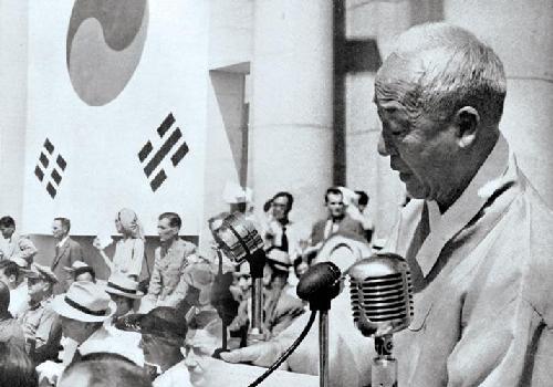 ▲ 1948년 8월 15일 대한민국 건국을 선포하는 이승만 대통령. ⓒ 뉴데일리
