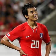 ▲ 12일&nbsp;한국과 파라과이 평가전에서 이동국이 인상을 쓰고 있다. ⓒ&nbsp;연합뉴스