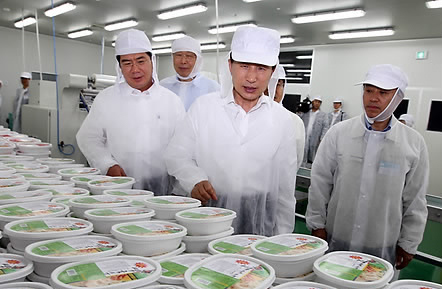 ▲ 이명박 대통령이 13일 쌀국수 생산업체인 인천시 강화읍 (주)한스코리아를 방문해 쌀국수 생산라인을 시찰하고 있다. ⓒ 연합뉴스