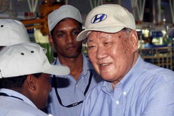 ▲ 현대차 인도 제2공장(인도 첸나이)의 생산라인을 방문, 현지 생산직 근로자를 격려하고 있는 정몽구 현대기아차 회장.&nbsp; ⓒ&nbsp;연합뉴스